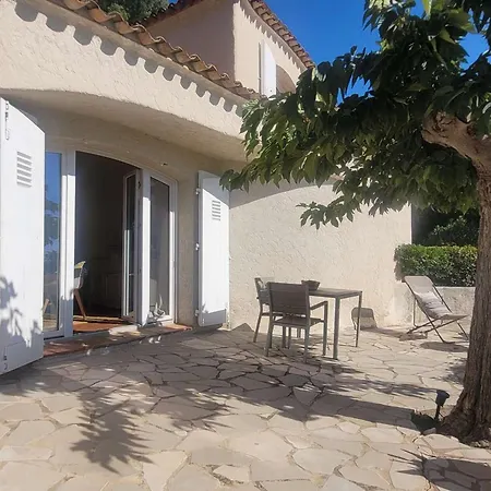 T2 Climatisee Avec Jardin, Proche Plage, Parking Et Animaux Acceptes - Fr-1-768-65 * Les Issambres